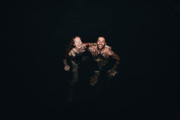 Photo couple playing in the dark water