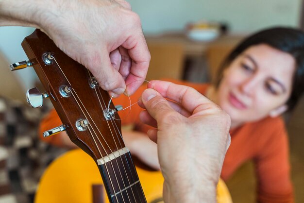 Foto una coppia che suona la chitarra a casa