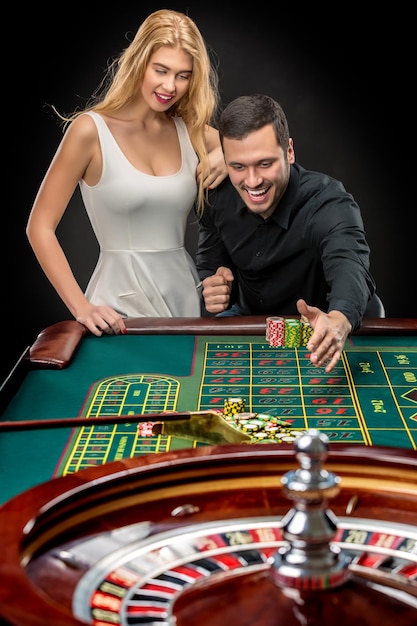 Photo couple playing roulette wins at the casino