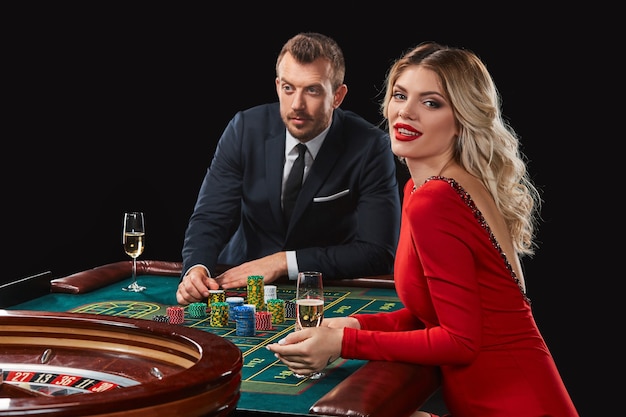 Пара, играющая в рулетку, выигрывает в казино.