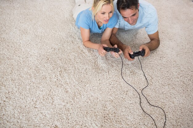 Пара играет в видеоигры на ковре