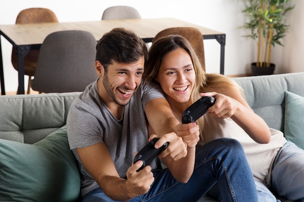 Photo couple playing videogame medium shot