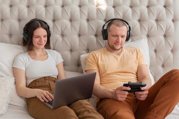 Photo couple playing videogames at home