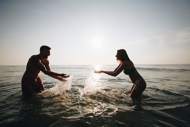 Photo couple playing in the water