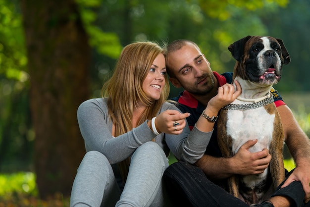 Foto coppia che gioca con il cane