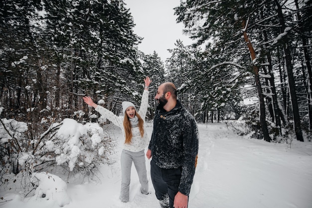 森の中の雪で遊ぶカップル