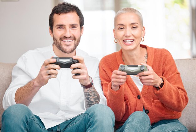 カップルポートレートとビデオゲームのホーム ストリーミングチャレンジのコンテストとコントローラー 幸せな人たちのソファとオンライントーナメント 一緒に遊ぶためのボンディングとリビングの週末