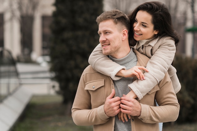 Photo couple posing together outdoors