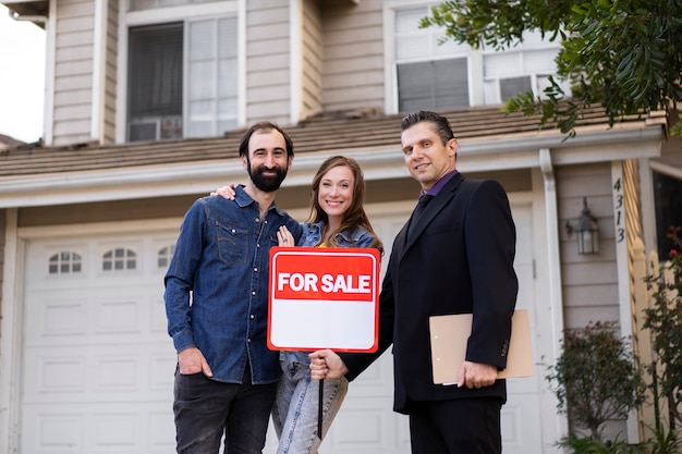 Photo couple puting house out for sale