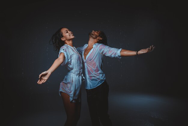 Photo couple under the rain