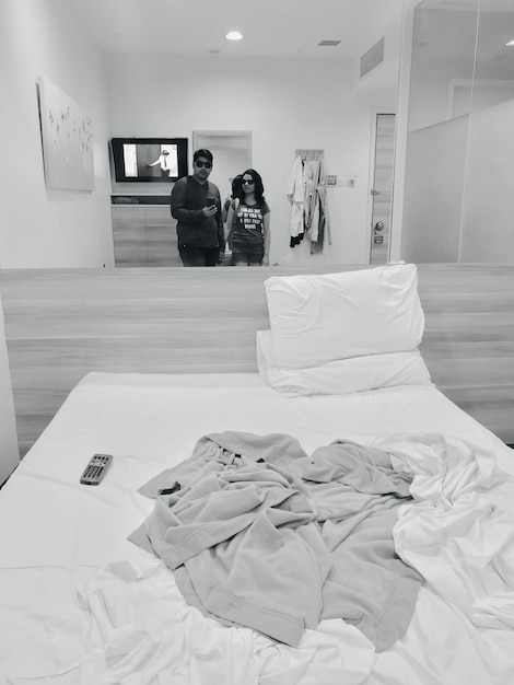 Photo couple reflecting on mirror in hotel room