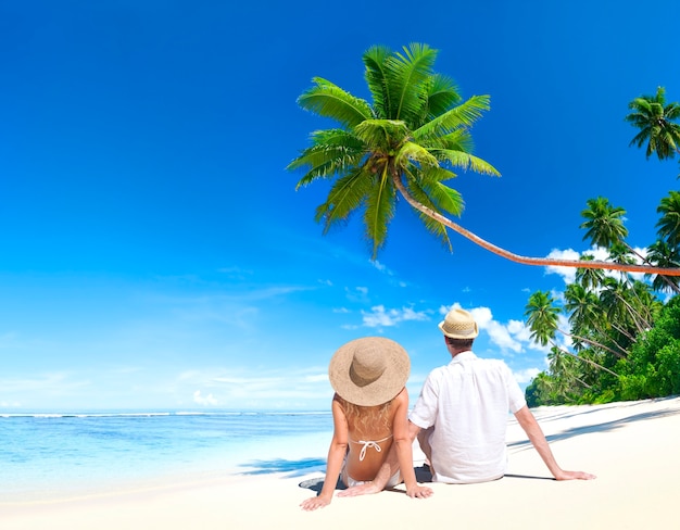 Coppia di relax in una spiaggia a samoa