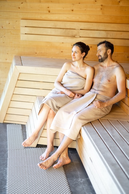 Photo couple resting in a sauna