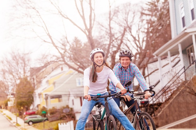 Photo couple riding bicycle on road