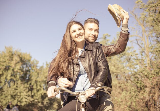 Photo couple riding a bicycle