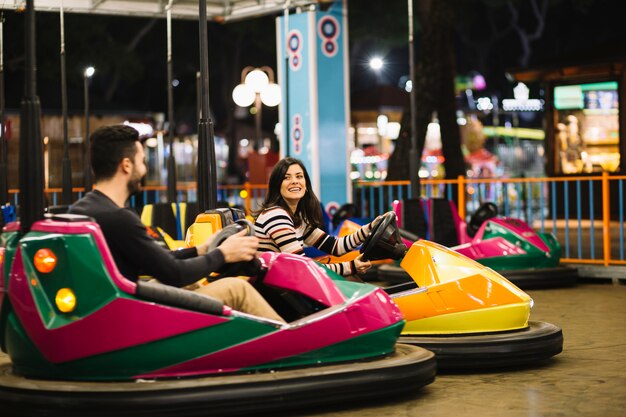 Photo couple riding the bumper cars
