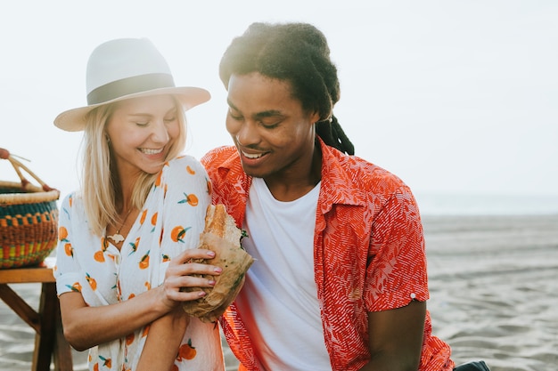 Coppia in un appuntamento romantico in spiaggia