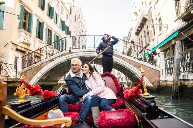 Coppia in barca a vela in gondola veneziana