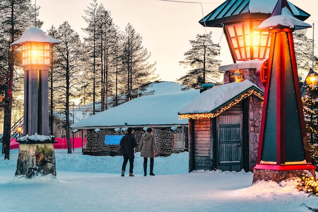 Пара в деревне Санта-Клауса в Рованиеми в Лапландии в Финляндии.