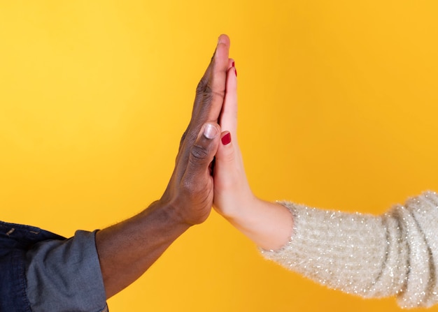 Foto coppia stringe la mano, donna bianca interrazziale e uomo di colore,