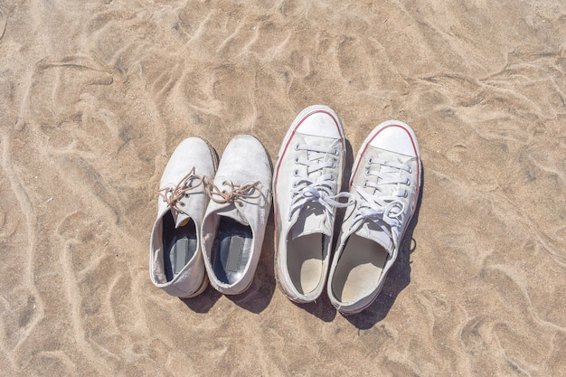 Photo couple of shoes on beach