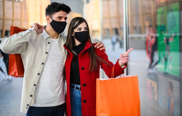 Shopping di coppia in una strada urbana