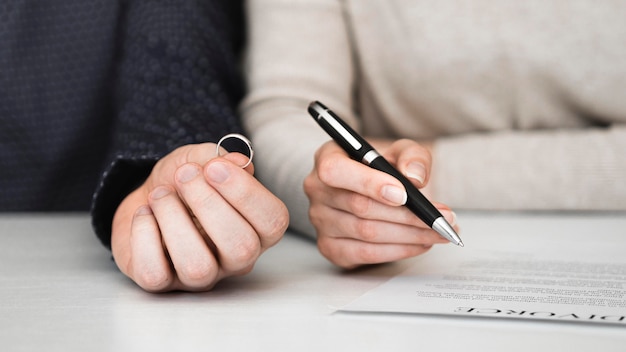 Photo couple signing divorce contract