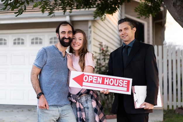 Photo couple signing papers fr new house