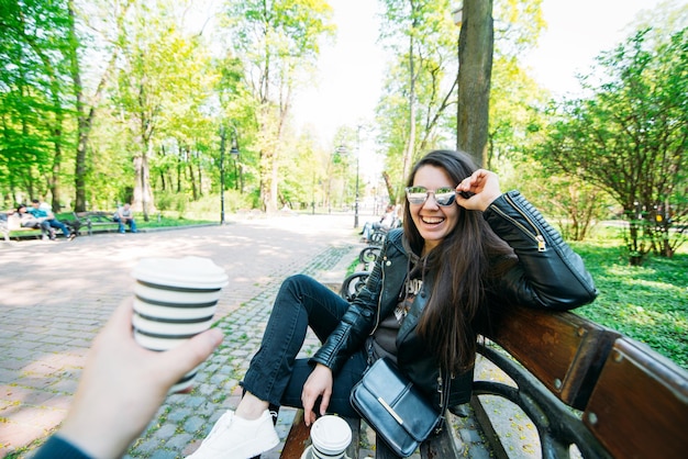 Photo couple sitting on bench drinking coffee lifestyle concept