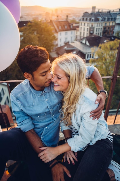 Photo couple sitting at building terrace