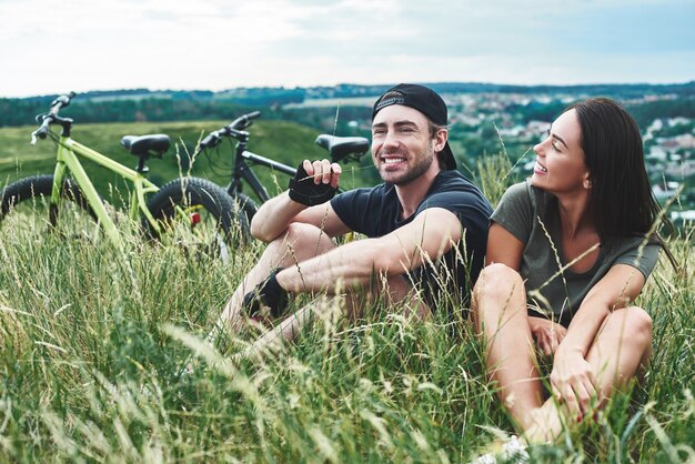 Photo couple sitting in the grass romantic mood warm season