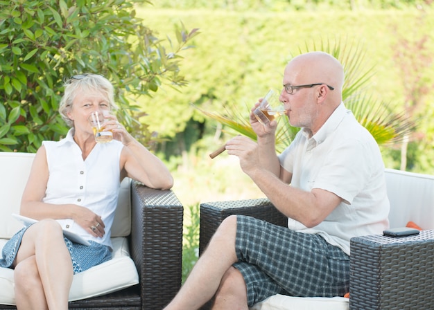 Photo a couple sitting with a glass in hand