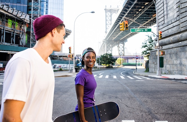Foto coppia di skateboarder a new york