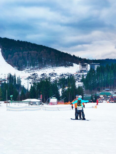 Foto coppia istruttore di snowboard insegnante con studente