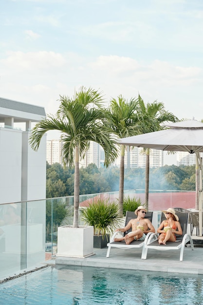 Photo couple spending honeymoon at pool