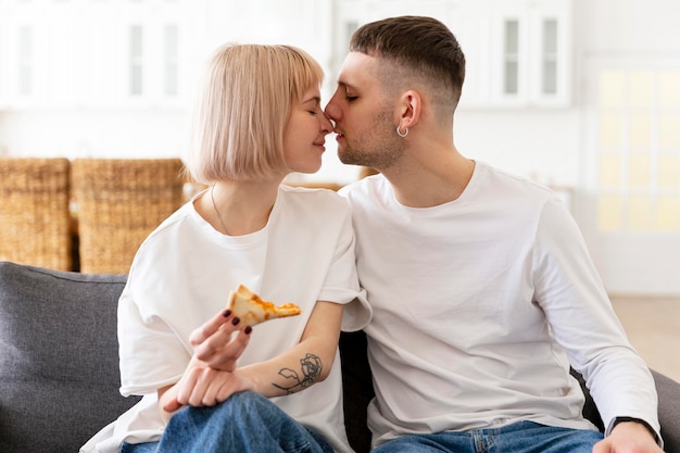 Photo couple spending quality time together at home