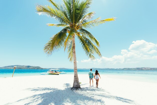 아름 다운 원격 열 대 섬에 시간을 보내는 커플. 휴가 및 라이프 스타일에 대한 개념.