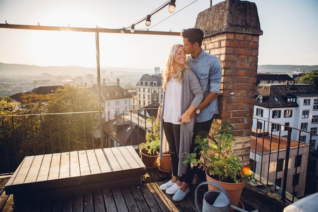 Foto coppia in piedi sulla terrazza dell'edificio contro il cielo