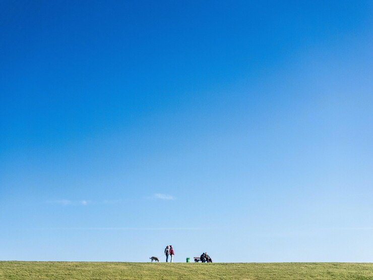 Photo 晴れた空の向こうの風景に立っているカップル