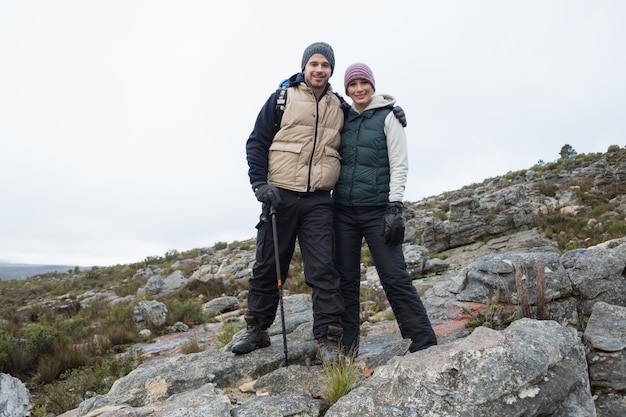 Photo couple standing on rocky landscape against the sky