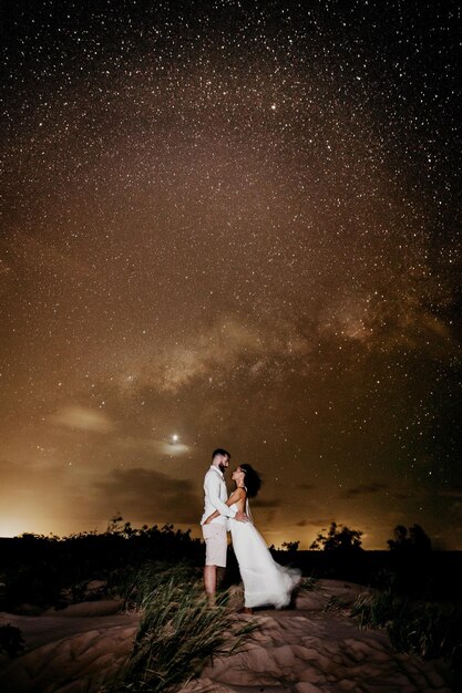 Photo a couple under starry sky photo