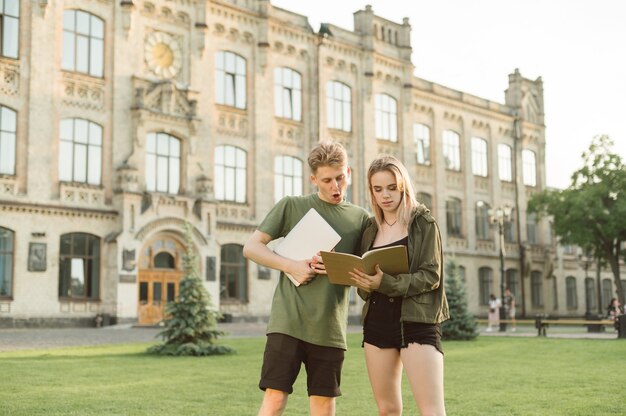 大学の近くに立っている学生のカップル