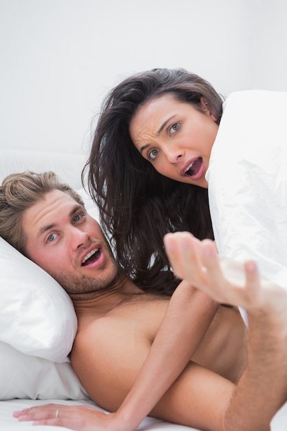 Photo couple surprised in their bed