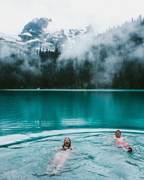 Foto coppia che nuota in acqua