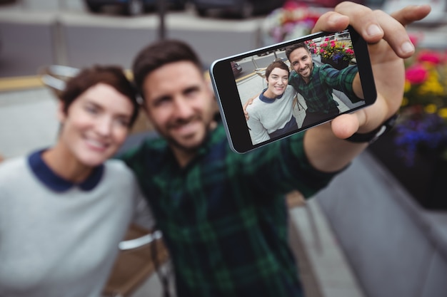 携帯電話でカップル撮影selfie