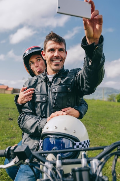 バイクで自撮りするカップル