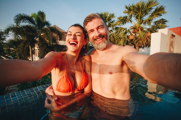 수영장에서 selfie를 복용하는 커플