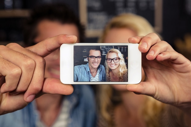 Photo couple taking a selfie