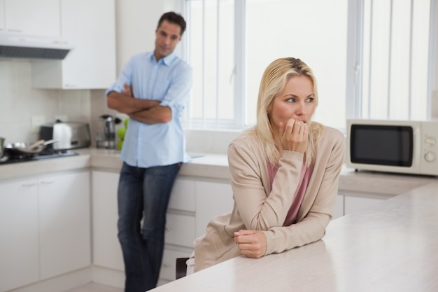 Coppia che non parla dopo una discussione in cucina