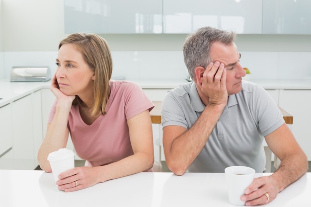 Foto coppia che non parla dopo una discussione in cucina